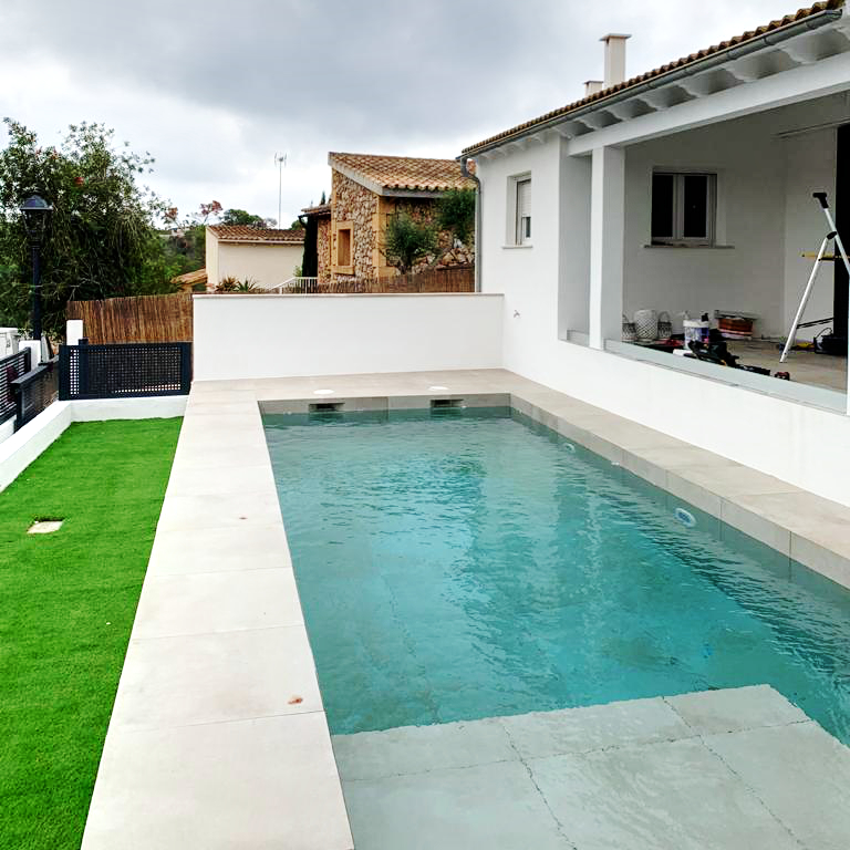 piscina jardin exterior cesped